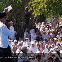 mengharukan-lewat-kaca-jendela-mobil-ada-yang-kasih-uang-ke-tangan-sandiaga-uno