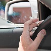 ingat-yalarangan-merokok-saat-berkendara-sudah-ada-sejak-2009