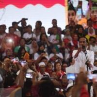 jokowi-kampanye-di-batam-warga-membeludak-ada-yang-hilang-sandal-dan-lemas