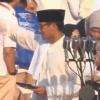 saat-sandi-kaget-dilempar-botol-minuman-di-panggung-kampanye