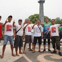 diajak-ngopi-dan-foto-bareng-pendukung-jokowi-di-bali-sandi-pose-1-jari