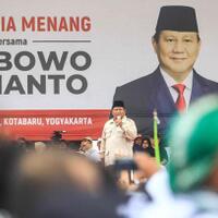 gebrak-podium-berkali-kali-prabowo-ditenangkan-amien-rais