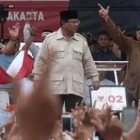 gebrak-podium-saat-kampanye-prabowo-buat-warganet-teringat-arya-wiguna
