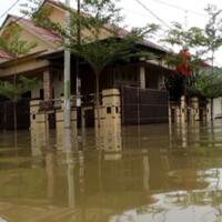 hari-ke-5-ratusan-korban-banjir-indramayu-masih-bertahan-di-pengungsian