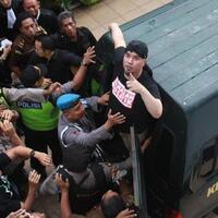 foto-foto-ahmad-dhani-baku-hantam-dengan-jaksa-pengawal-di-dekat-mobil-tahanan