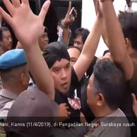 diseret-ke-mobil-tahanan-ahmad-dhani-nyaris-baku-hantam-dengan-oknum-jaksa