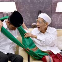 hadiah-tasbih-dan-sorban-untuk-jokowi