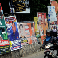 apa-yang-terpikir-dalam-benak-bule-melihat-baliho-caleg-yang-bertebaran