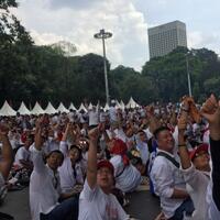 stadion-gbk-penuh-massa-pendukung-jokowi-maruf-duduk-lesehan-di-luar