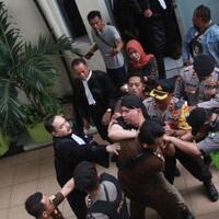 ahmad-dhani-dicekik-kuasa-hukum-sebut-jaksa-represif-dan-overacting