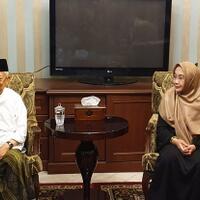 ma-ruf-amin-monitor-quick-count-dari-rumahnya-di-menteng