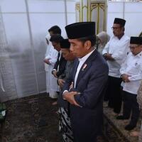 shaf-salat-jokowi-campur-perempuan-disindir-pakai-baju-londo-lagi