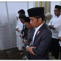 jokowi-salat-satu-saf-dengan-wanita-jadi-soal-gus-nadir-bingung