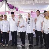 kompak-alex-noerdin-dan-keluarga-nyoblos-pakai-baju-putih