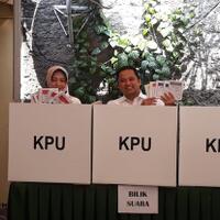 wali-kota-tangerang-kesulitan-saat-nyoblos-datang-ke-tps-salah-kostum
