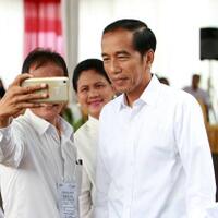 pantau-quick-count-jokowi-dan-pendukung-kumpul-di-djakarta-theater