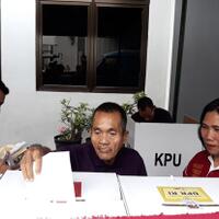 orang-gangguan-jiwa-saat-nyoblos-tusuknya-nomor-apa-foto