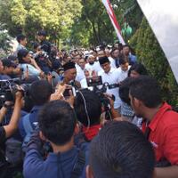 bacaan-salawat-iringi-langkah-sandiaga-uno-dan-keluarga-ke-tps-02
