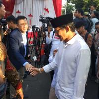 usai-nyoblos-sandiaga-uno-foto-bareng-warga