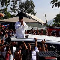 usai-mencoblos-prabowo-pulang-sambil-menyapa-warga