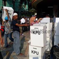 distribusi-logistik-pemilu-2019-di-kelurahan-sukapura-terlambat