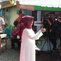 usai-nyoblos-ibunda-jokowi-tunjukkan-bekas-tinta-di-jempol-kanan