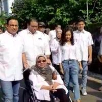 berangkat-ke-tps-anies-dan-keluarga-kompak-kenakan-kemeja-putih-dan-jeans