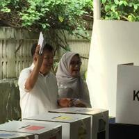 nyoblos-istri-jk-salah-masukin-surat-suara-ke-kotak-suara