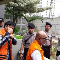 tahanan-kpk-bowo-sidik-pangarso-angkat-jempol-usai-nyoblos