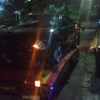 mobil-mewah-penabrak-sejumlah-sepeda-motor-di-saharjo-diamuk-massa