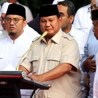 jadi-sorotan-warganet-momen-prabowo-tanya-arah-kiblat-sebelum-sujud-syukur