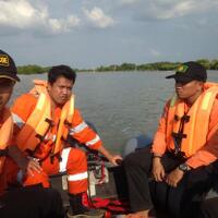 asyik-bermain-anak-pesisir-terseret-arus-sungai-srigogol-demak