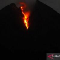 merapi-kembali-luncurkan-lava-pijar