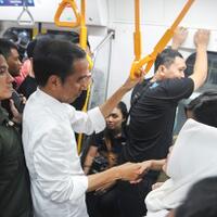 berdiri-jokowi-menjajal-mrt-dari-stasiun-hi-menuju-lebak-bulus