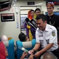 hari-kartini-pt-kai-bagi-bagi-bunga-dan-souvenir-di-stasiun-gambir