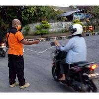 gunung-agung-erupsi-bpbd-bagikan-masker-di-sejumlah-wilayah