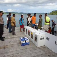 kisah-heroik-pahlawan-demokrasi-dari-pesisir-raja-ampat-mengawal-logistik-pemilu