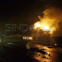 parkir-sembarangan-di-pinggir-jalan-truk-tronton-hangus-dibakar-massa