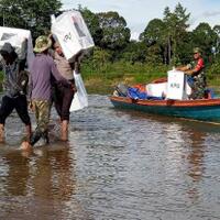 perjuangan-aparat-babinsa-mengawal-kotak-suara-di-desa-terpencil-kalbar