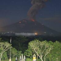gunung-agung-kembali-erupsi-tinggi-kolom-abu-vulkanik-3000-meter