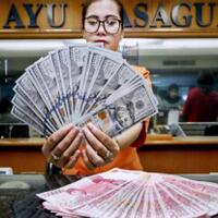 sepanjang-bulan-april-rupiah-capai-rp14061-usd