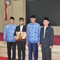 gubernur-banten-beri--kadeudeuh--juara-ii-mtq-internasional
