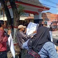 diduga-hilangkan-kasus-politik-uang-bawaslu-blitar-didemo
