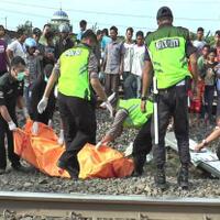 hadang-kereta-api-pria-50-tahun-tewas-terseret-sejauh-100-meter-di-bekasi