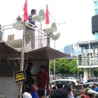 digeruduk-ratusan-pendemo-bawaslu-dijaga-water-cannon