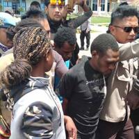 polisi-tangkap-tiga-anggota-kelompok-bersenjata-di-kabupaten-paniai