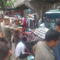 pkl-dadakan-banjiri-jalur-pedestarian-pasar-tanah-abang