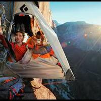 ekstrim-para-pekerja-listrik-ini-tidur-di-ketinggian-50-meter