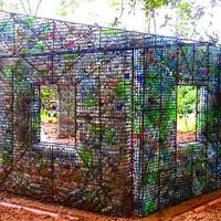 peduli-dengan-lingkungan-pria-ini-membangun-rumah-dengan-botol-plastik-gokil