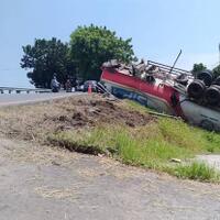 truk-tangki-semen-terguling-jalur-pantura-kendal-tersendat